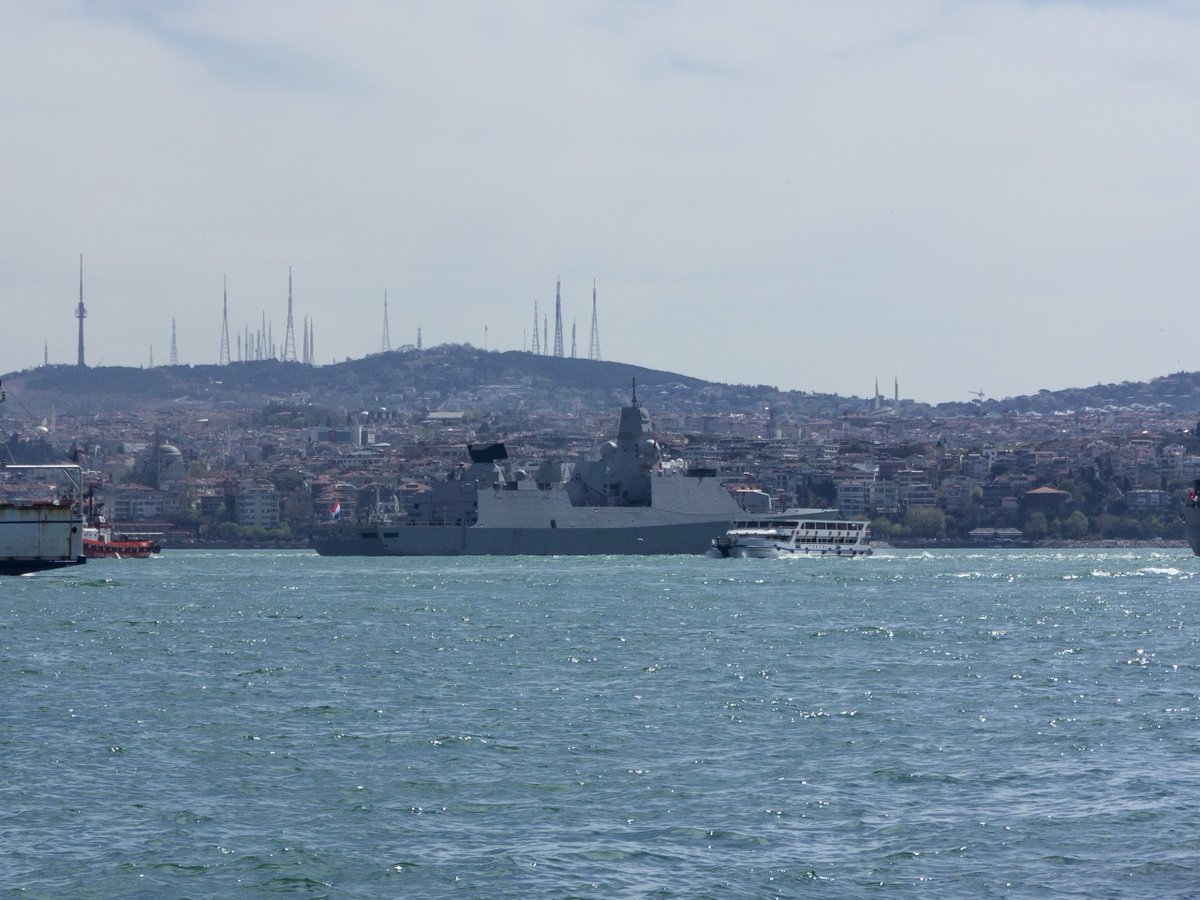 .@kon_marine De Zeven Provincien Class frigate & @nato @SNMG_2 flagship HNLM Evertsen @Zr_Ms_Evertsen departs Istanbul after 5 days’ port visit.