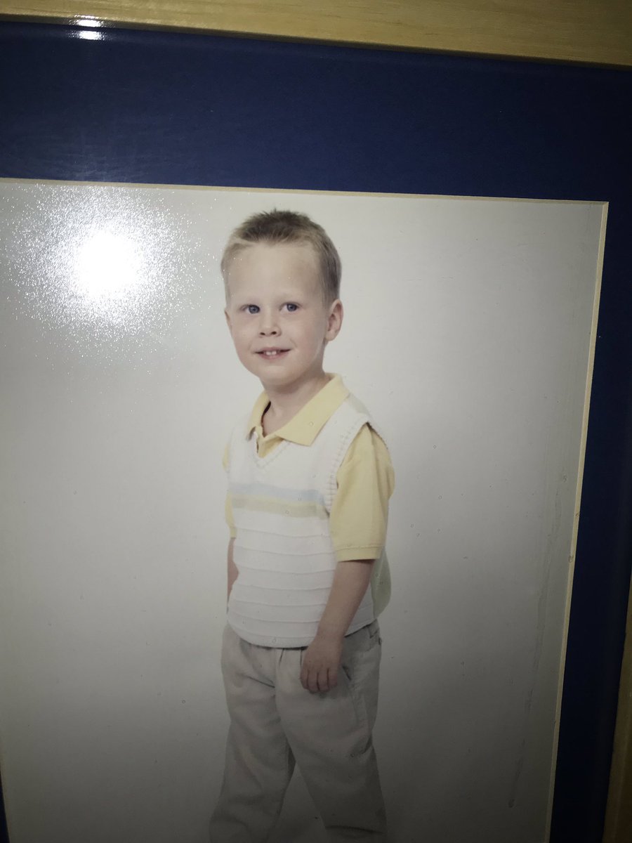 PCbubbleguppies's tweet photo. Christian Schmidt(y)
6 foot 3
Strengths:
Athletic
Can see over the crowds
Weaknesses:
UV radiation                                                Sister is a model https://t.co/VSFgeOLuM0