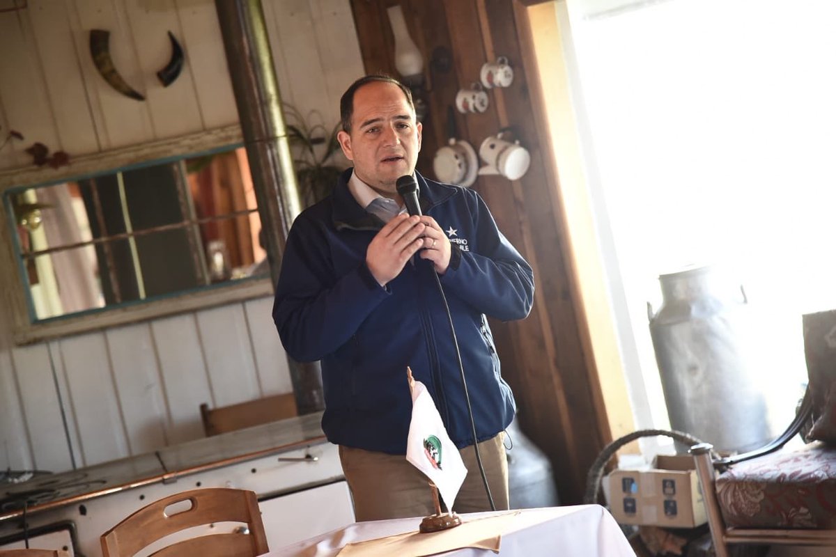 casenjojerez's tweet photo. Hoy participé de una importante firma, un convenio entre @savalfg y #Socoepa, una gran alianza enfocada en avanzar en el trabajo por generar energías renovables para la agricultura, avanzando junto al Gobierno del Pdte @sebastianpinera en el cuidado de los recursos naturales. https://t.co/zKCAq0s8DK