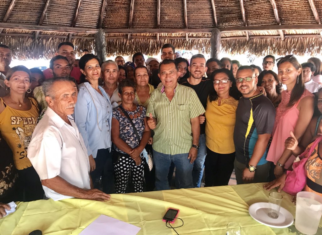 albertogalindez's tweet photo. Seguimos en la calle. Aquí con los vecinos de Caja de Agua, Municipio Tinaquillo, Cojedes, en la constitución de los comité de ayuda y libertad, rumbo al #1Mayo #OperacionLibertadVzla @Pr1meroJusticia @jguaido @leopoldolopez @JulioBorges https://t.co/VwRtFI7nl1