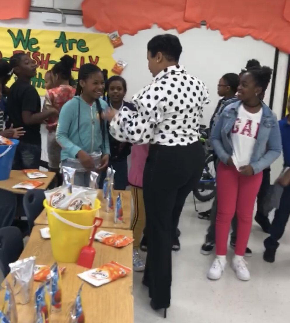 NewCollegePk_ES's tweet photo. GMAS is βOβFishallyβ over for our 3rd & 5th gradersπmaking a 10min party right on time! Goldfish, Caprison and a sing along to βHorses on the Backβ! #finishingstrong #schooltimefun #quick&easy https://t.co/Ns6yX2J9Nx