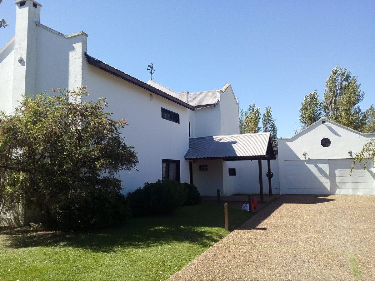 Alquilo casa a 500 mts del autódromo de Rosario para el finde 3/4/5/6 de mayo.
3 dormitorios super equipada con ropa blanca incluida DirecTV wi-fi. Pileta 2 baños 2 cochera.  Se alquila x 3 noches minimo.