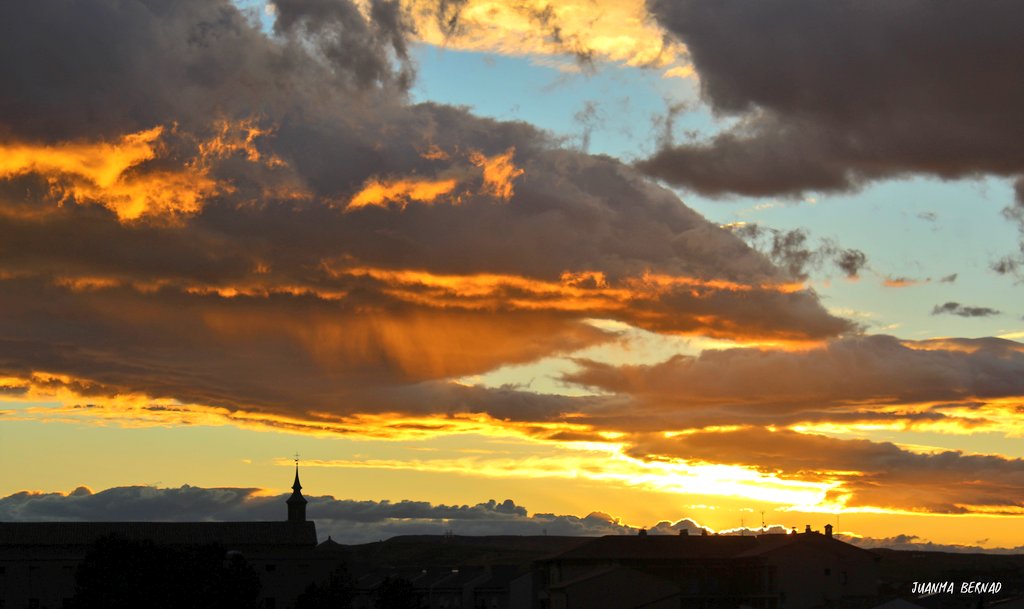 Jumaberrix's tweet photo. El día de San Jorge ha querido despedirse con este espectacular cielo desde #Calanda, #BajoAragón. https://t.co/gPRApyRoLm