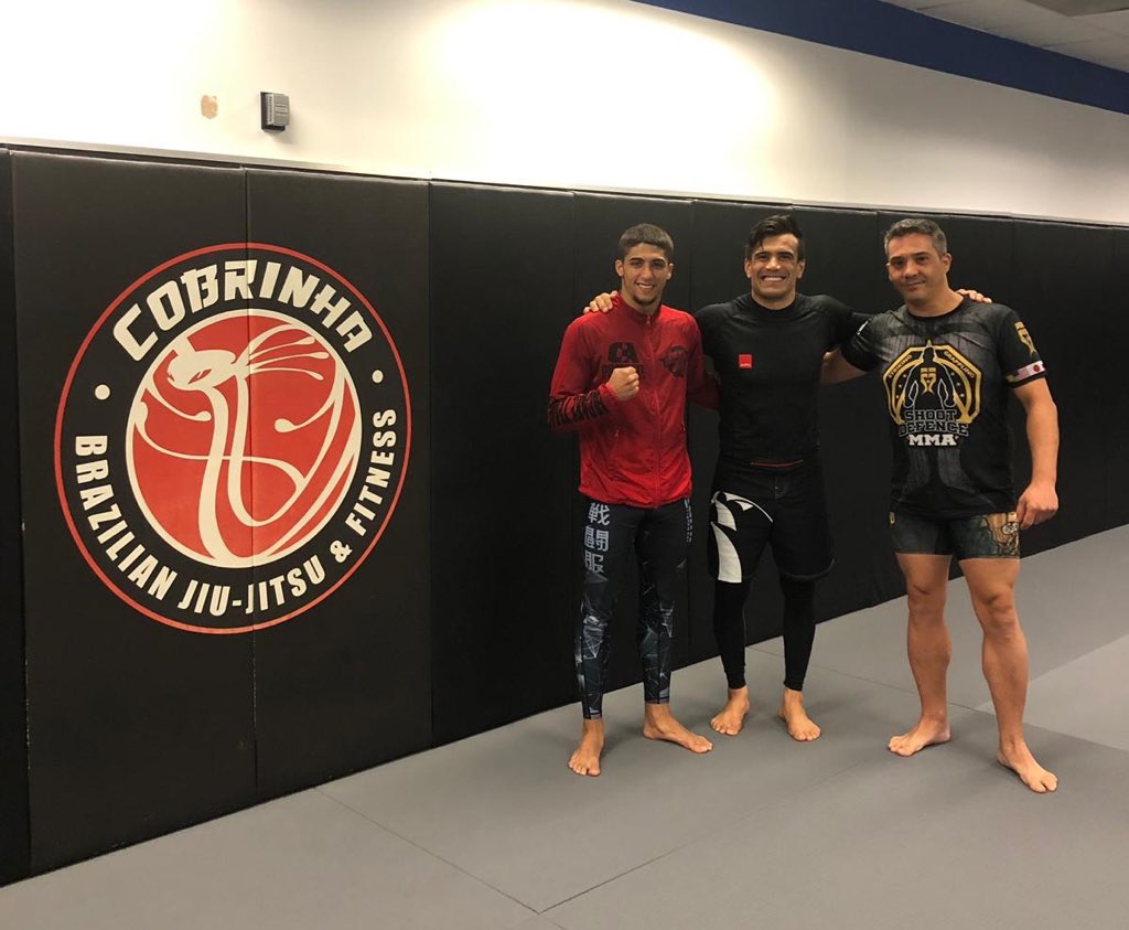 JacareOscar's tweet photo. Feliz por volver a entrenar con el gran maestro @cobrinhacharles Gracias por tu entrega y dedicacion conmigo y aceptarme como uno más🙏Seguimos enfocados.
Hambre de luchar, Hambre de Ganar💥💣
 @felipewerdum
#cobrinhabjj #shootdefence #mmafighter #COMBATEREINAS #combateamericas https://t.co/1IR03l2yiF