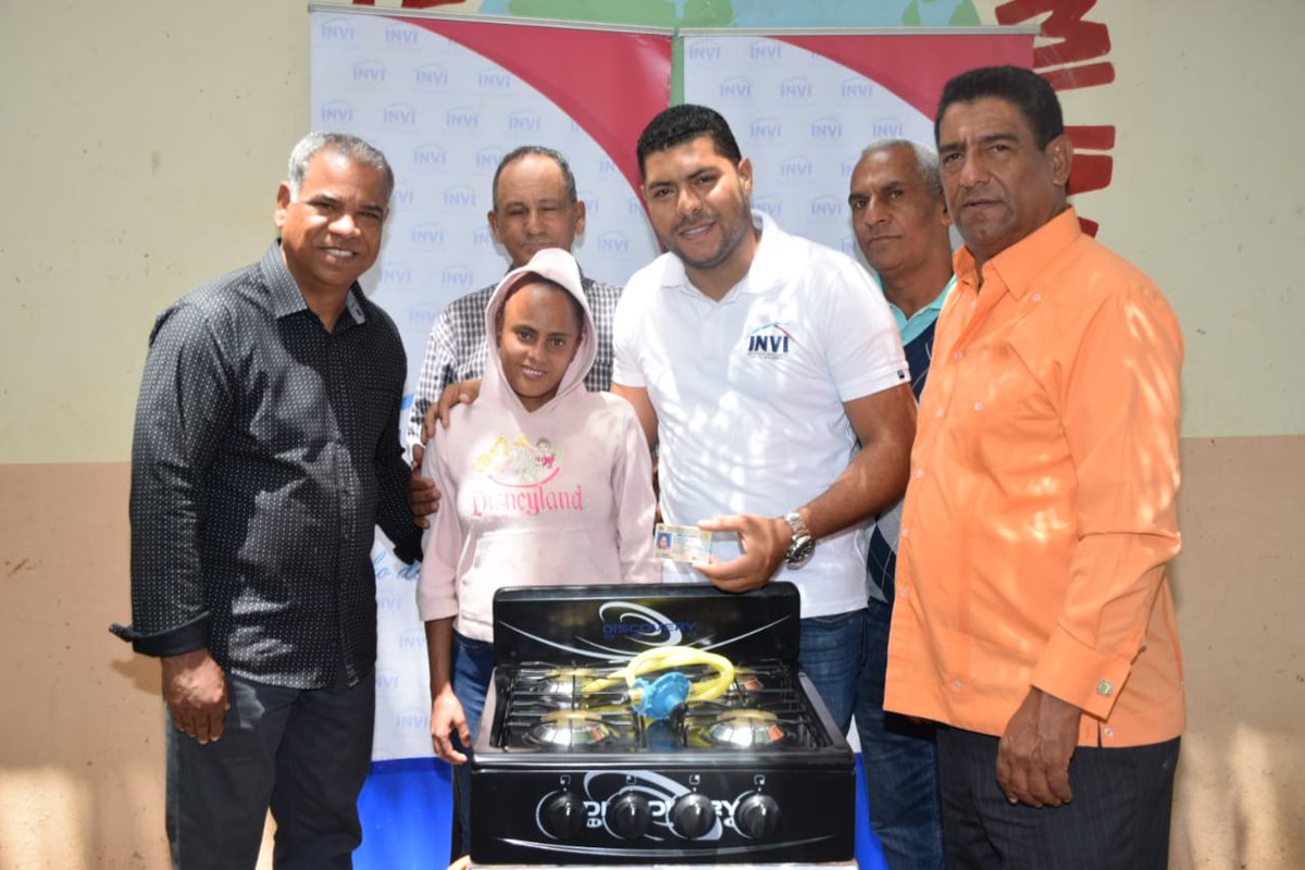 mivhed_rd's tweet photo. Durante nuestra visita a la provincia San José de Ocoa, entregamos cientos de estufas con sus tanques y reguladores de gas, declarando #LibreDeFogón a las comuniddes de:

La Cienega
Palo de Caja
Rodadero
Cruz Santana
Naranjal
Jarro Sucio
Arroyo Hondo
La Canita
Parra https://t.co/ZCNKPjXgCb