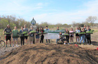 bactrust1's tweet photo. A spectacular Earth Day with 9 BHS classes working at Pederson Preserve!  Thank you! @ICECFdn #csgrantsil @barrington220EF @Barrington220 @bhs220 @BarrHills_IL @VOBarrington @PepsiCoGlobalRD @jbaylor77 @MsScottillo #ILScienceWeek #openlands #highschoolvolunteers https://t.co/nDWV1ughYg
