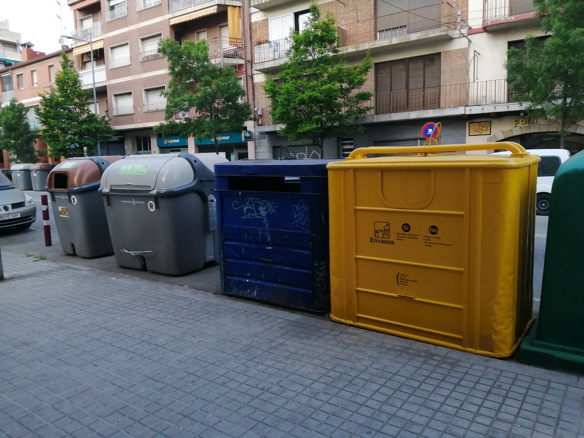 gstivs13's tweet photo. Passejant pel carrer m'he adonat de les dificultats amb les que una persona amb cadira de rodes pot trobar-se a l'hora de llençar les escombraries de casa seva... #sharediversitas #diversitatuoc1 https://t.co/PMDiN5s73r