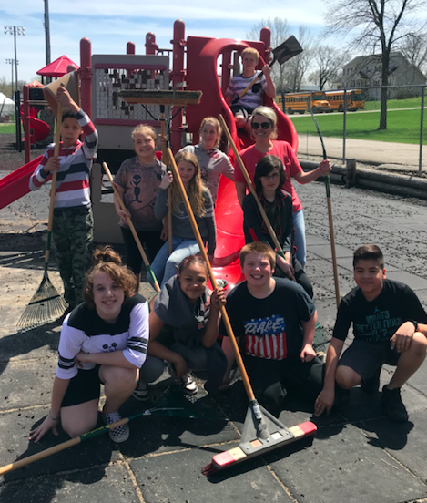 BlakePeck14's tweet photo. 6th Graders, helping make our playground look good #CadetPride. #AldenPride https://t.co/FejPzvX9Yf