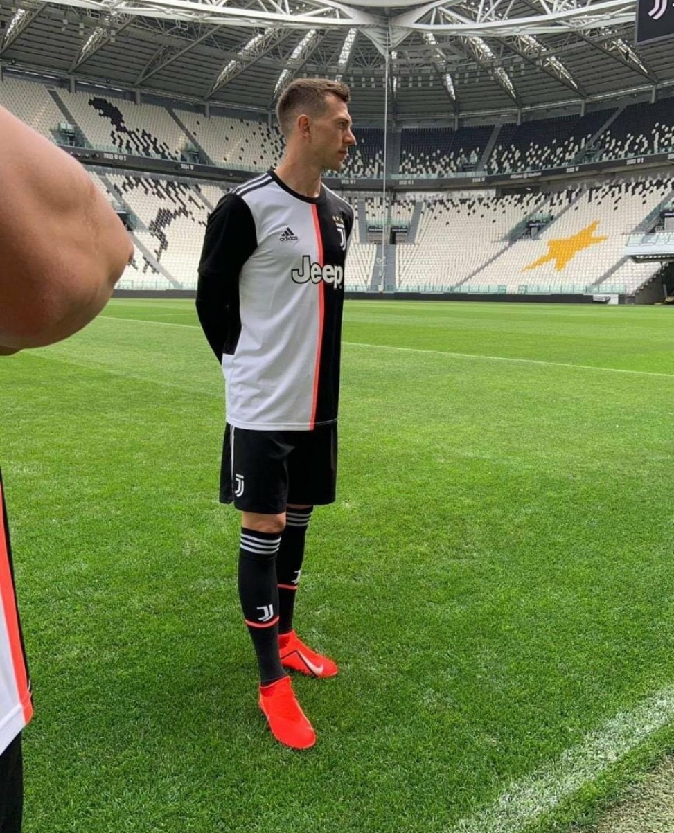 Todo Sobre Camisetas on X: "Ahora se filtran imágenes del uniforme completo  de Juventus 19/20: https://t.co/UsCMPk4H78 https://t.co/5CfrEsPaXI" / X