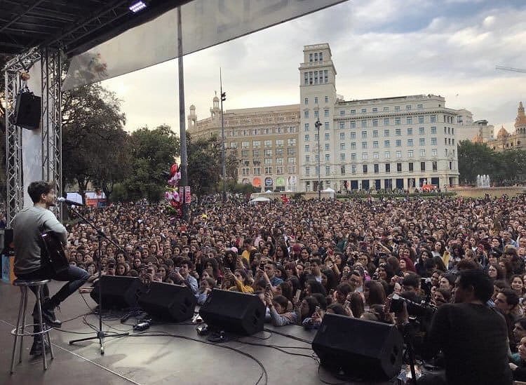 carlos_right's tweet photo. Gracias por cantar conmigo. https://t.co/0ZAJW3BjmS