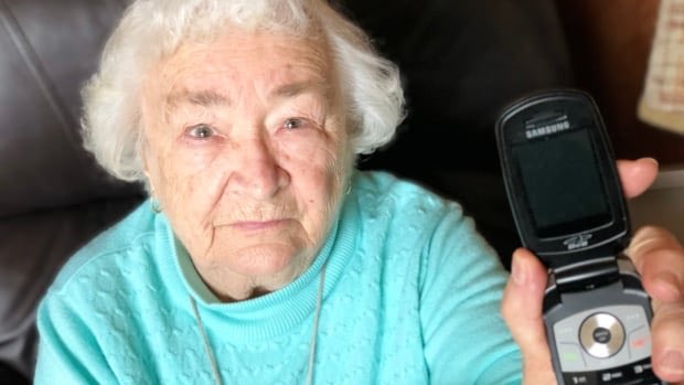 Bell tells 88-year-old she must wait 4½ years to get cellphone credits refunded
cbc.ca/news/canada/no… #shameonbell