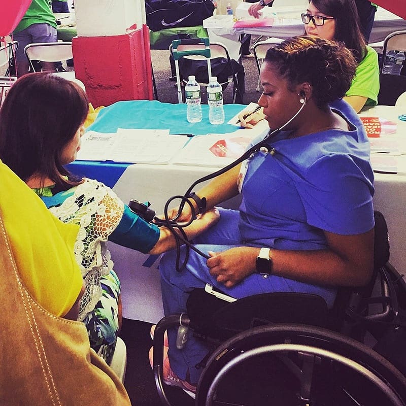 If Apple Watch tv Star Andrea Dalzell looks familiar, she should! She’s also the 1st registered nurse in NYC who uses a wheelchair. 

See her professional advice below!

abilities.com/community/andr…