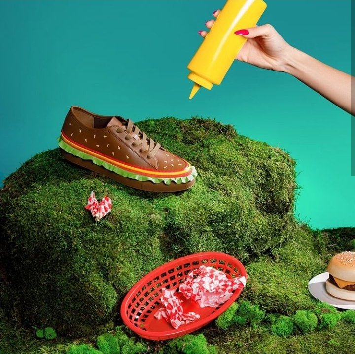 flaycampos's tweet photo. novo tênis dos funcionários do Mc Donald's https://t.co/CO1gukHUYX