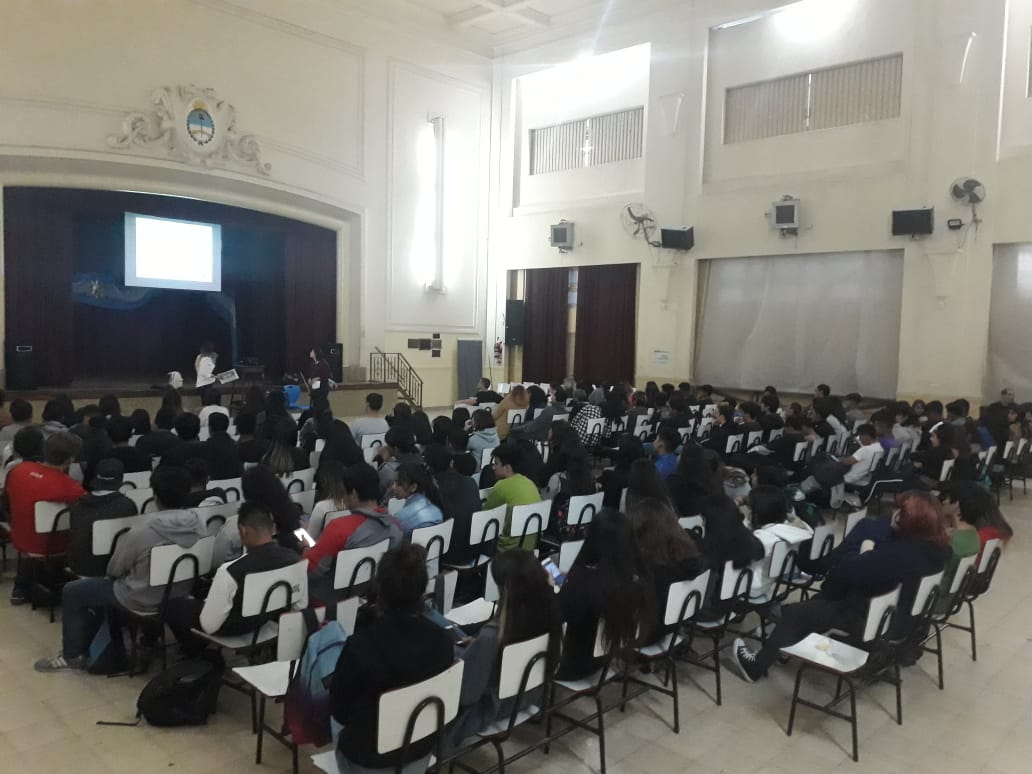 MPFCABA's tweet photo. En el Marco del programa "Los Fiscales a la Escuela", el día de la fecha, brindamos el Taller: #SegurosEnLaRed en el Liceo N2 "Amancio Alcorta", en Caballito, en total capacitamos a más de 150 alumnos. Vinieron la doctora Stefanía Ibañez y Aldana Coiazzet, de la Fiscalía Nº33 https://t.co/eLjvPO4wpU