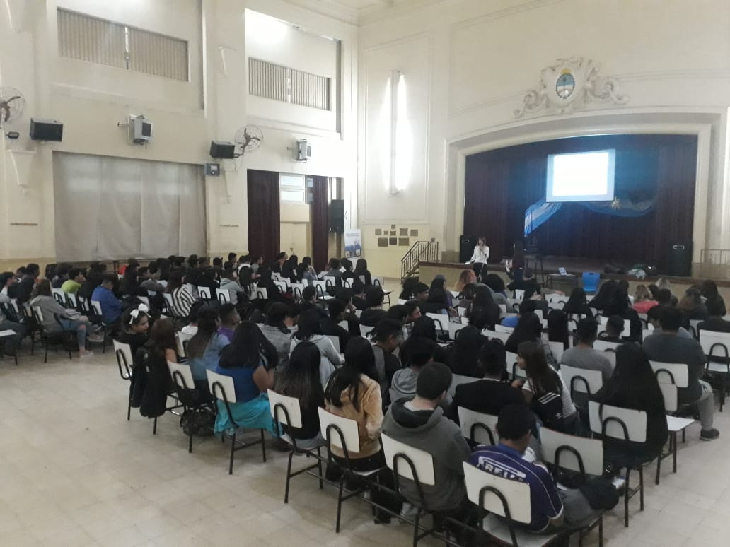 MPFCABA's tweet photo. En el Marco del programa "Los Fiscales a la Escuela", el día de la fecha, brindamos el Taller: #SegurosEnLaRed en el Liceo N2 "Amancio Alcorta", en Caballito, en total capacitamos a más de 150 alumnos. Vinieron la doctora Stefanía Ibañez y Aldana Coiazzet, de la Fiscalía Nº33 https://t.co/eLjvPO4wpU