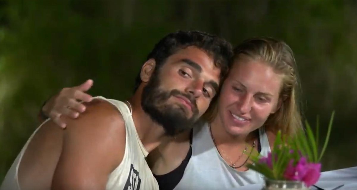 tamda bu fotograftan bahsediyorum hahaha erkek gibi dalaka atakana sarilmis atakan omzuna yatmis😂😂😂 #Survivor2019