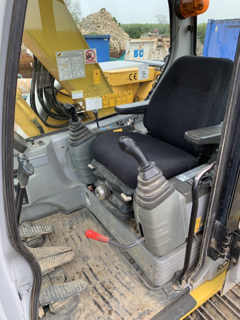 BaldwinConstruc's tweet image. FOR SALE 2005 New Holland Kobelco E70SR, 7979 hours, owned by us from new, never hired out, only professional operators at the controls, nearly new extra wide low ground pressure tracks. Piped for hammer, grab bracket, a/c, radio, quick hitch. Stunning genuine machine. £17250+vat