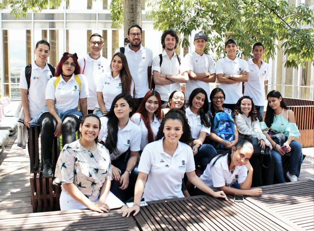 AlcaldiadeMed's tweet photo. Hoy recibimos a un grupo de jóvenes que participan en procesos de formación. 👉🏻Pasantías y actividades formativas que contribuyen a la cualificación de los jóvenes en participación ciudadana y la generación de nuevos liderazgos. #MedellínVamosPorBuenCamino https://t.co/O0OVJRawng