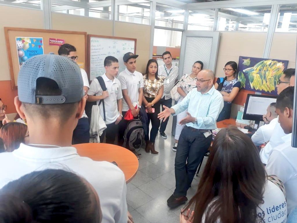 AlcaldiadeMed's tweet photo. Hoy recibimos a un grupo de jóvenes que participan en procesos de formación. 👉🏻Pasantías y actividades formativas que contribuyen a la cualificación de los jóvenes en participación ciudadana y la generación de nuevos liderazgos. #MedellínVamosPorBuenCamino https://t.co/O0OVJRawng