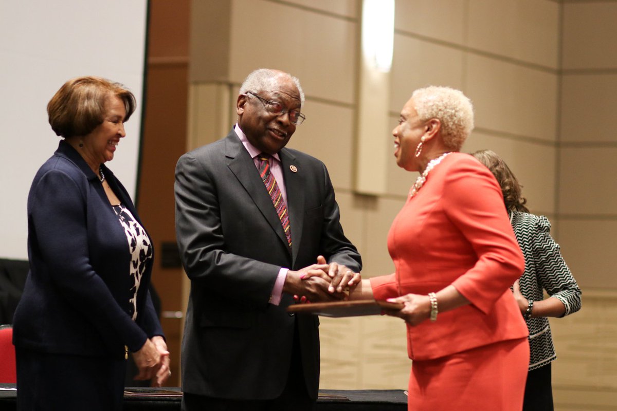 scruralhealth's tweet photo. Congratulations to our very own Virginia Berry White for her receipt of the prestigious Community Leader in Public Health Award! This award was presented by Congressman @WhipClyburn himself at the @USCArnoldSchool #ClyburnLecture this morning. @lchealthystart #proudlyruralsc https://t.co/5ubcK46oD7