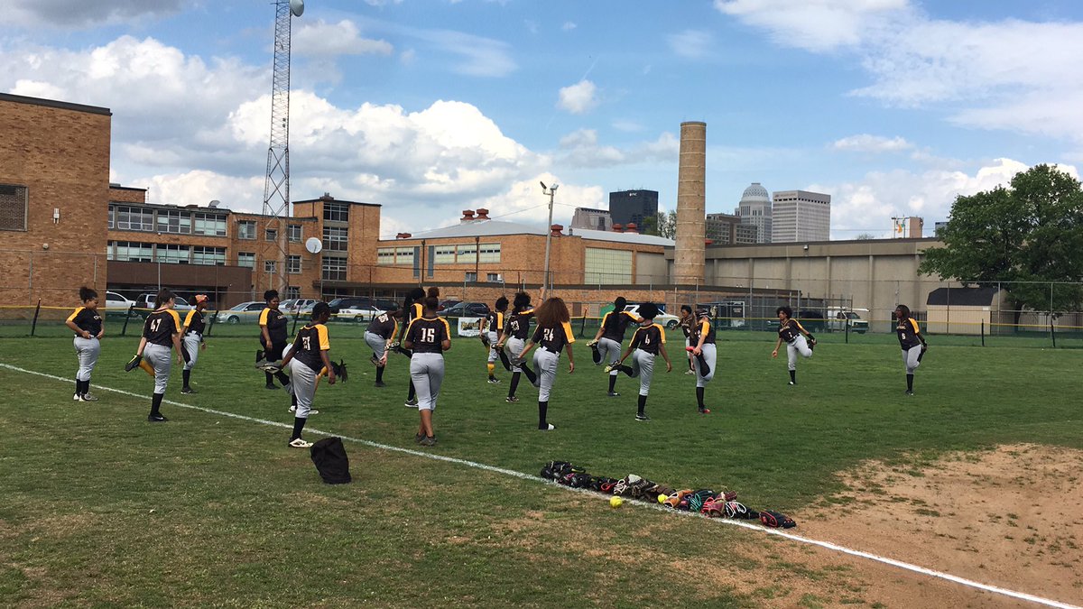 Central_softbal's tweet photo. Beautiful Day for a game!! https://t.co/jfn8tlTzi1
