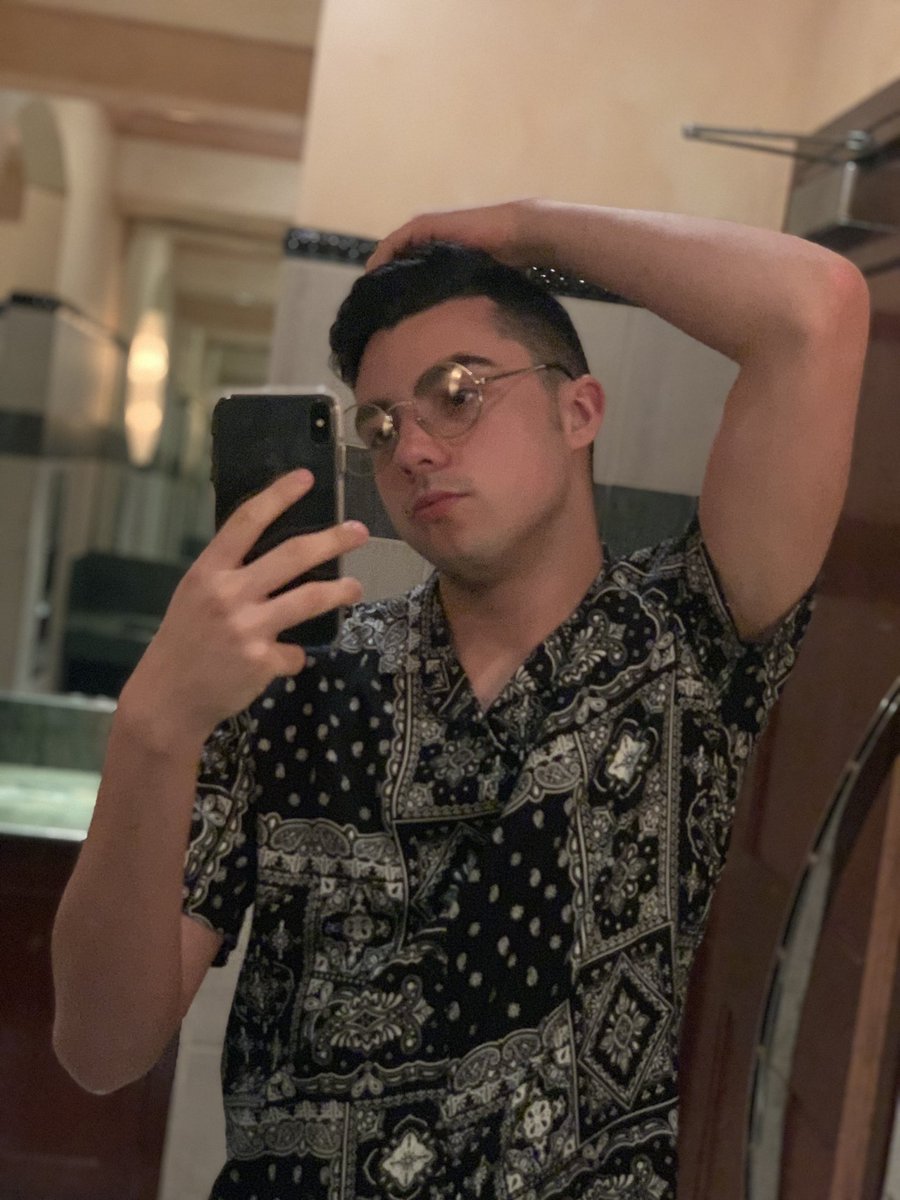 Heyitsj0hnnie's tweet photo. Honestly.. Iβm so fucking cute π Iβm starting to love myself for me, and itβs pretty freaking fantastic!! #embracetheLGBTQ https://t.co/Zohzk2MdTm