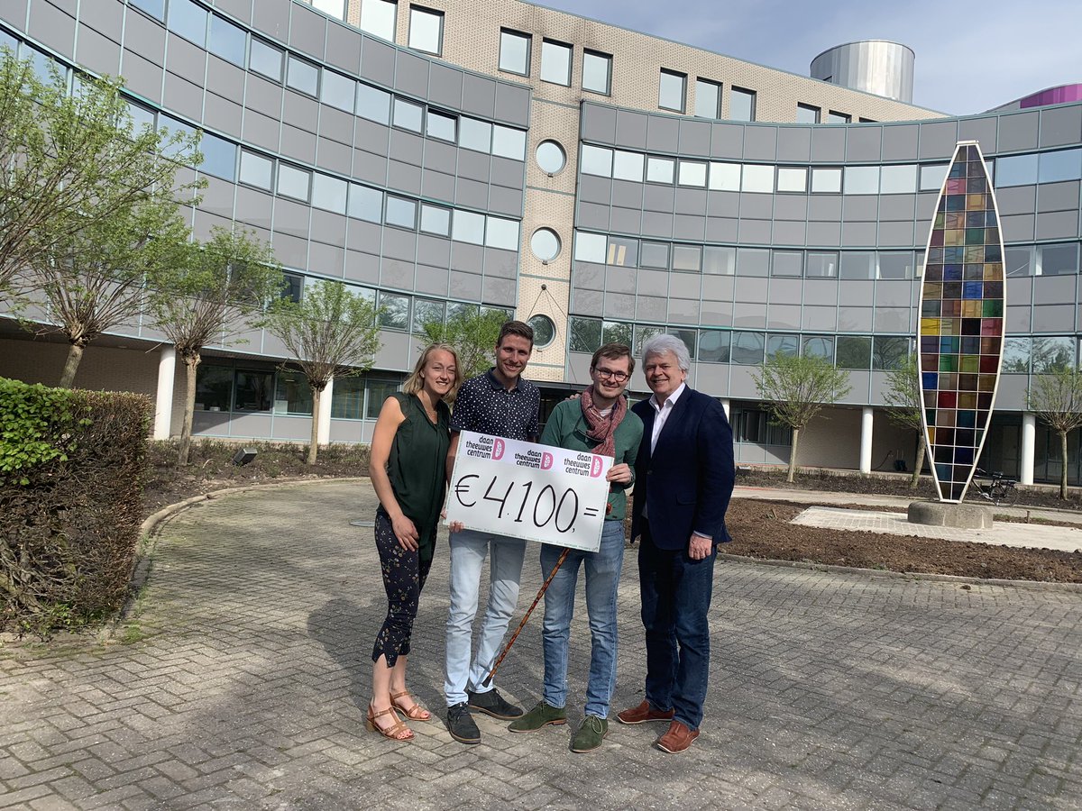 Supertrots op Micha Borsje, de vriend van Martine van Laren, een van onze eerste revalidanten die al is ‘afgezwaaid’. Micha liep de Marathon van Rotterdam en haalde daar maar liefst € 4.100,- mee op voor projecten binnen het Daan Theeuwes Centrum. Dank Micha en Martine.
