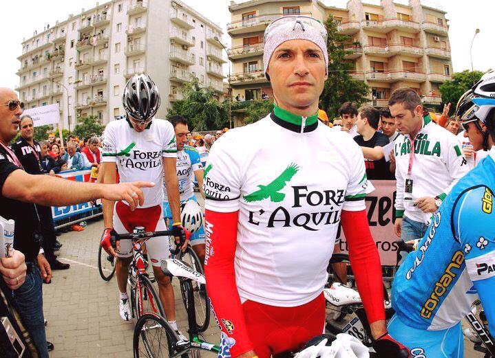 granfondoaq's tweet photo. .@SGarzelliTeam saluta #LAquila dopo la ricognizione della tappa, "Bello vedere le persone tornare a credere nella rinascita anche attraverso lo sport. Meraviglioso che #LAquila sia protagonista del #GirodItalia e di una #GFAQ: un esempio che anche altri dovrebbero seguire". https://t.co/U53y9GuEK6