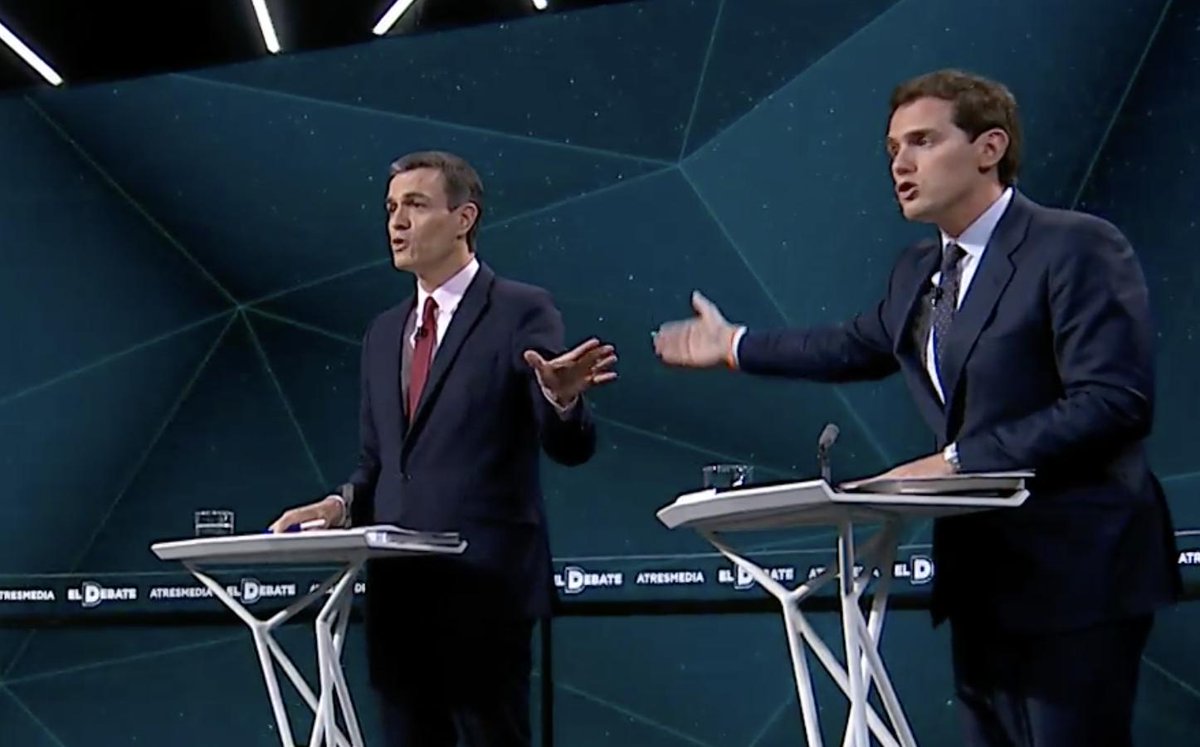 ElHuffPost's tweet photo. OJO: Rivera acaba de decir esto a Sánchez: "Ya ha acabado usted de mentir, ahora me toca a mí". Interesante....
#ElDebateDecisivo
https://t.co/j7ch4yrXzd https://t.co/DblViQpzoI