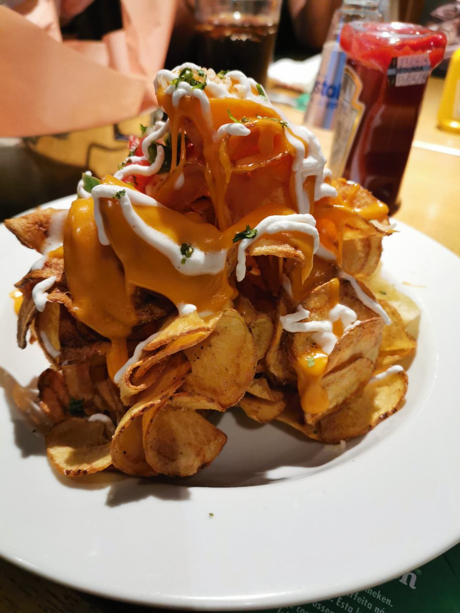 NGoetham's tweet image. #LoadedChips #airportgrub #SauPaulo 
Oe my genade... portion control... shame.