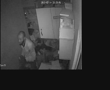__Frolliks__'s tweet photo. Guys please... If this pops up on your TL, kindly RT!
This dude burgled my sister's pharmacy in ibadan; carted away with provisions, perfumes &amp; some other valuables. We've reported to the police,yet nothing. If you see this guy anywhere please alert the authority. https://t.co/rIjr0Phj60