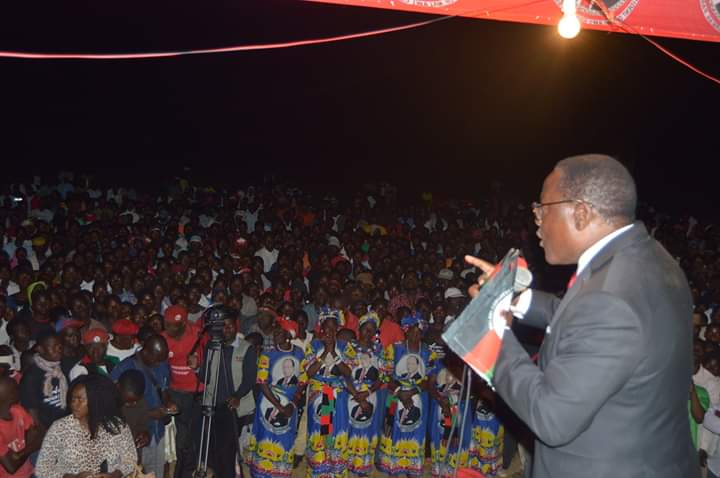 LAZARUSCHAKWERA's tweet photo. Spent all day in #Dedza, spreading the #ChakweraSuperHi5 ✋fire way past sunset. A new dawn in #Malawi is on the horizon. #BuildANewMalawi #VoteChakwera https://t.co/OD1pZj3ZcT