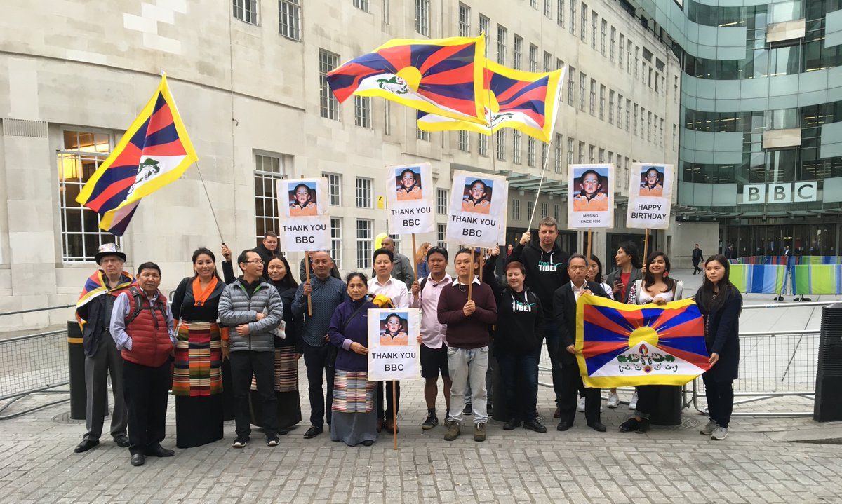 freetibetorg's tweet image. Today the BBC One Show revealed the image of how the Panchen Lama may look as a 30 year old. 

Here are fe pictures from the vigil which took place in front of the BBC Broadcasting house in London.

#FreeThePanchenLama #PanchenLama #30years #FreeHimNow #WhereIsThePanchenLama