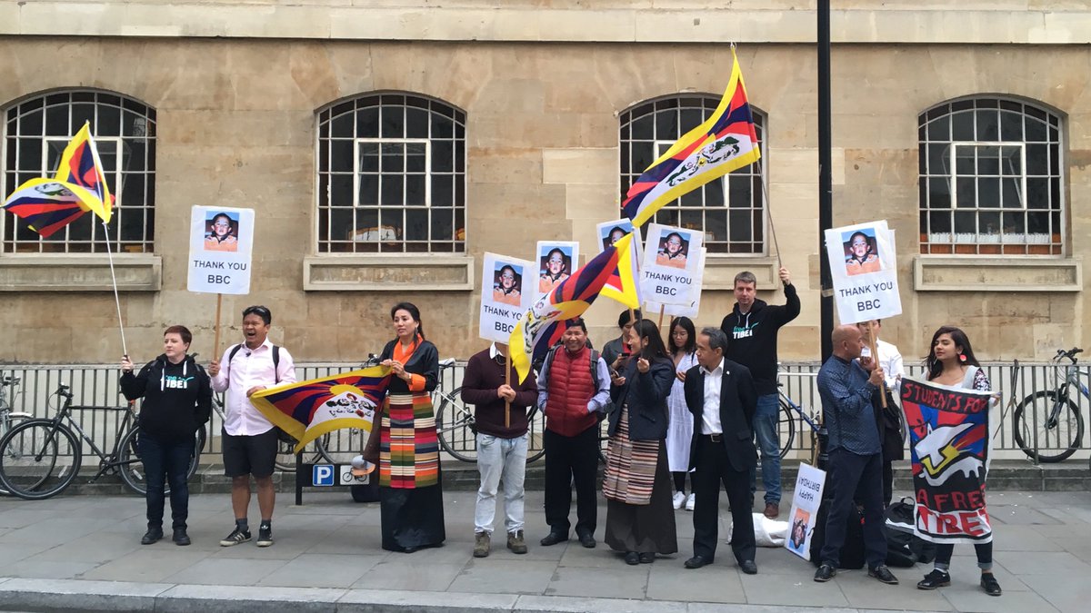 freetibetorg's tweet image. Today the BBC One Show revealed the image of how the Panchen Lama may look as a 30 year old. 

Here are fe pictures from the vigil which took place in front of the BBC Broadcasting house in London.

#FreeThePanchenLama #PanchenLama #30years #FreeHimNow #WhereIsThePanchenLama