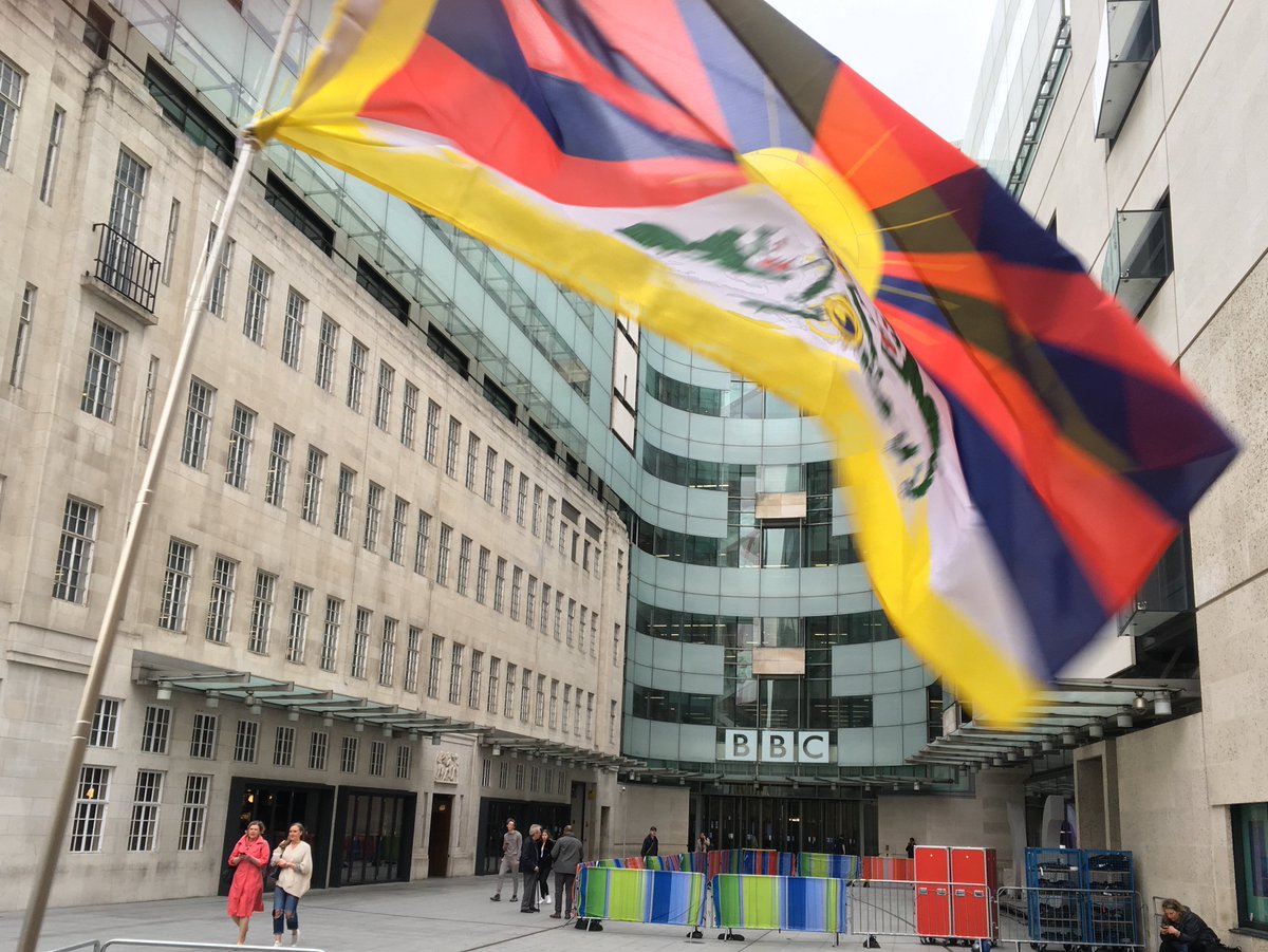 freetibetorg's tweet image. Today the BBC One Show revealed the image of how the Panchen Lama may look as a 30 year old. 

Here are fe pictures from the vigil which took place in front of the BBC Broadcasting house in London.

#FreeThePanchenLama #PanchenLama #30years #FreeHimNow #WhereIsThePanchenLama