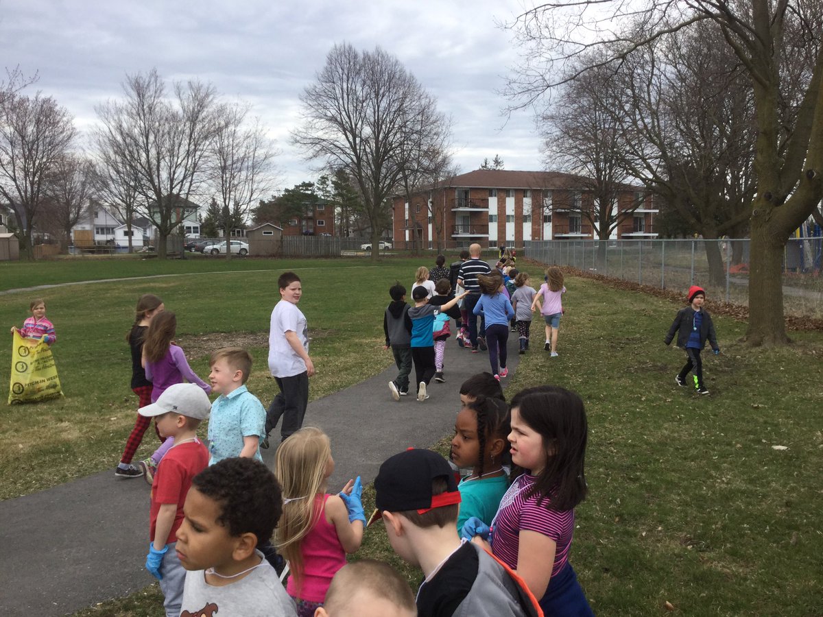 mgardner238's tweet photo. We celebrated Earth Day by getting the whole school out for the Trash Bash to clean up our community. @TrentRiverPS #hpecompetencies @quintewest https://t.co/FmnbQ8kJzN