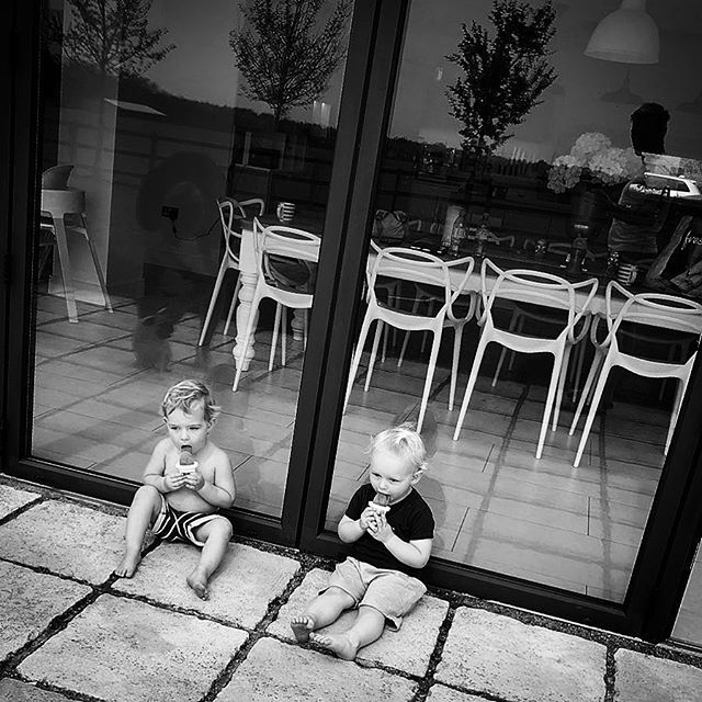 The power of #icecream 🙌🍦#timeout #twolittleoldmen #hypnotised #sittingquietly #foraminute #lovingit #socute #boys #sweethearts #playdate #cooperandbodie bit.ly/2XEg8JS