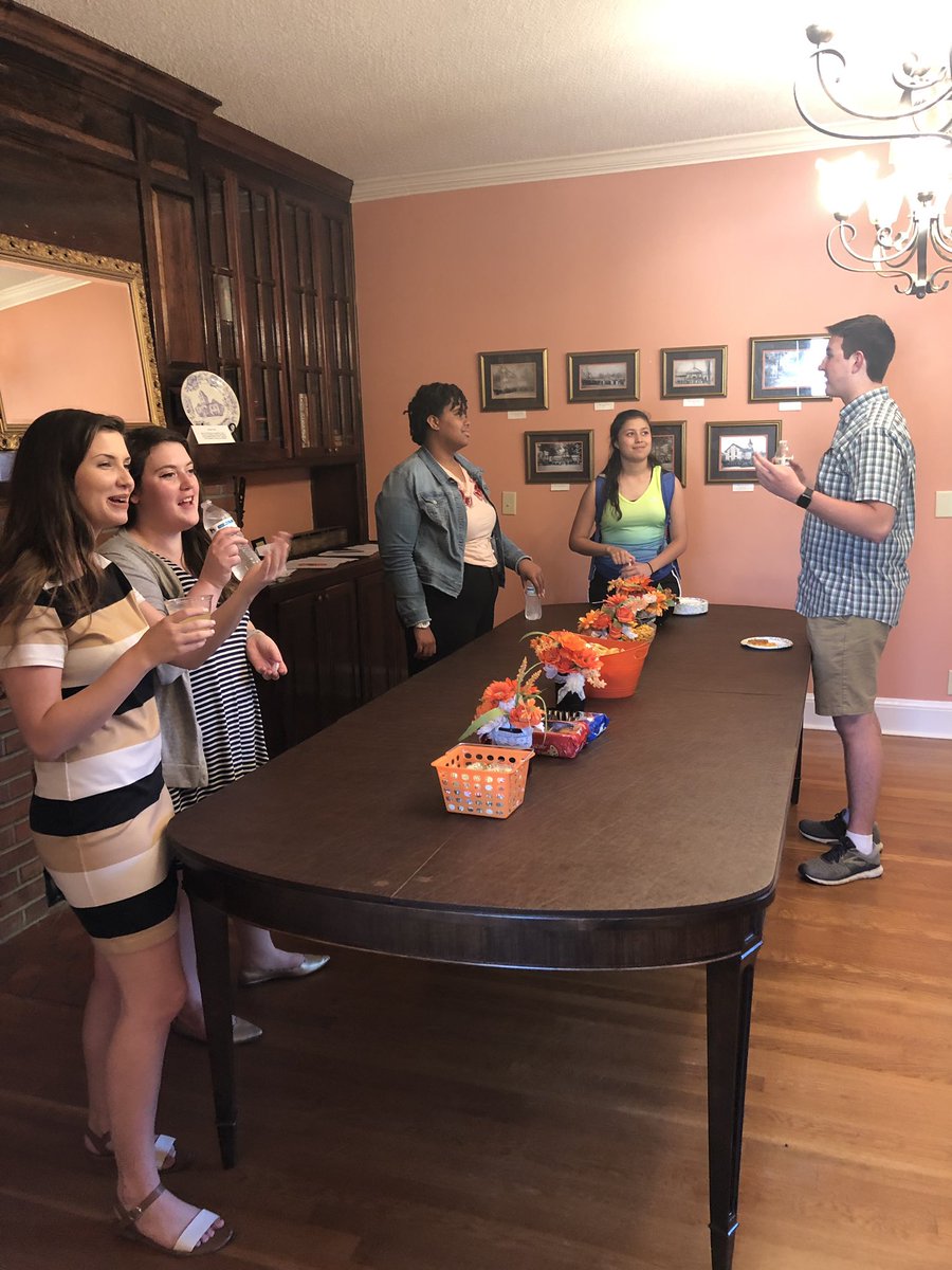 Come on out to the Alumni House and take a study break! We’ll be here until 7 😀