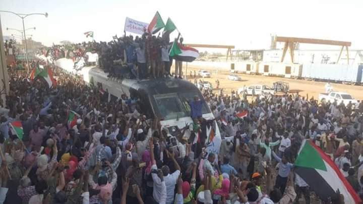 emaadshbab's tweet photo. لماذا سموكى عطبرة
وأنا أراكى أرض الثوار
فضلاً لو كان لنظام إنقاذ بقية
 فثوار عطبرة لن يتركوا لهم أثر https://t.co/l59MqC99bB