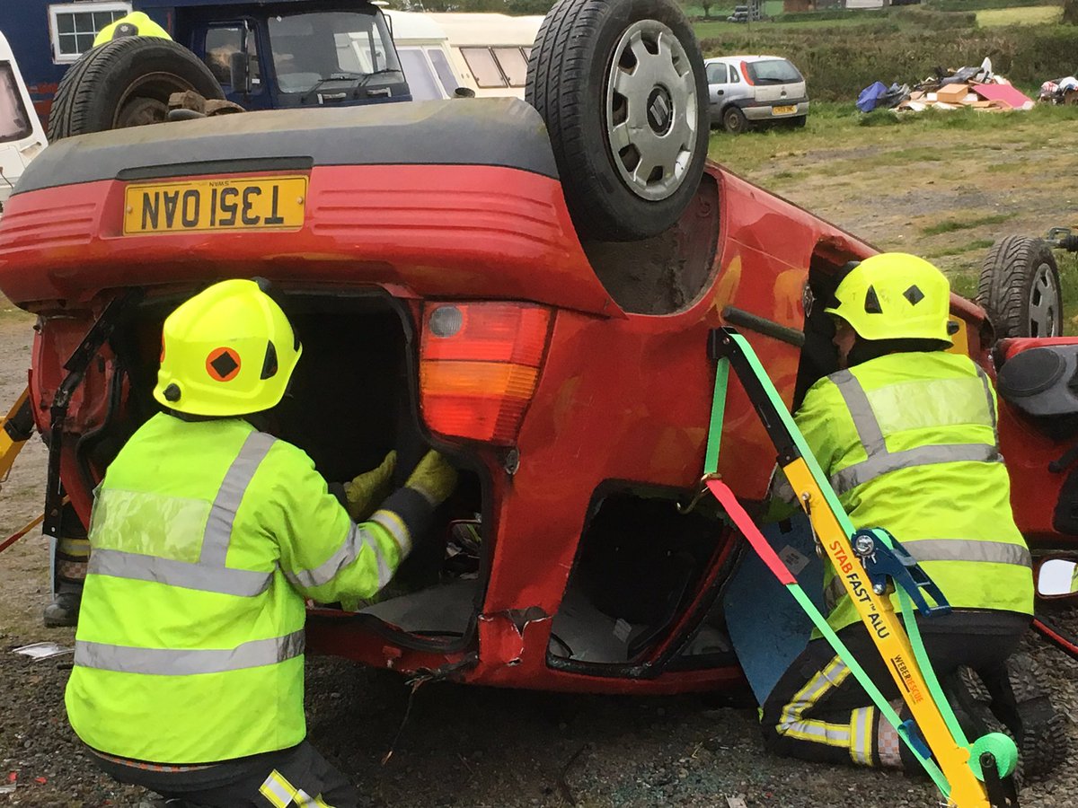 BudeCFRS's tweet photo. Practising RTC cutting techniques, and a chance to get hands on with some new crash rescue equipment. #training #stabfast #teamwork https://t.co/iYsYroOOwj
