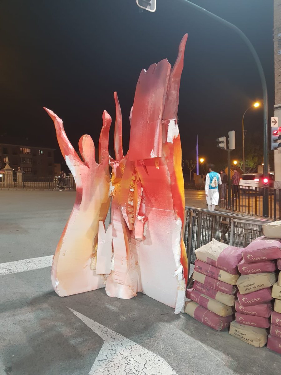 RomMediaMurcia's tweet photo. En Murcia, el auténtico #DebateDecisivo se libra ahora: acaba el #BandoDeLaHuerta2019 y llega el #EntierroDeLaSardina2019 En estos momentos se instala en la plaza Martínez Tornel el catafalco de la sardina🐠 🐟 https://t.co/27GaCiqAB5