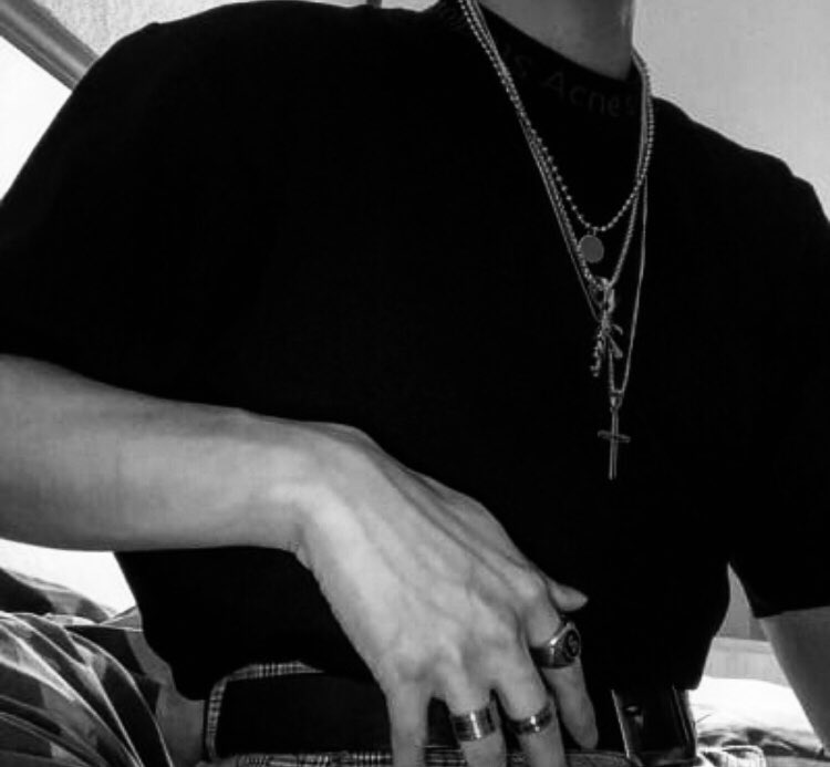 ⠀⠀

⠀ ⠀choking with rings on.
⠀⠀ ⠀⠀   send tweet. 

⠀⠀