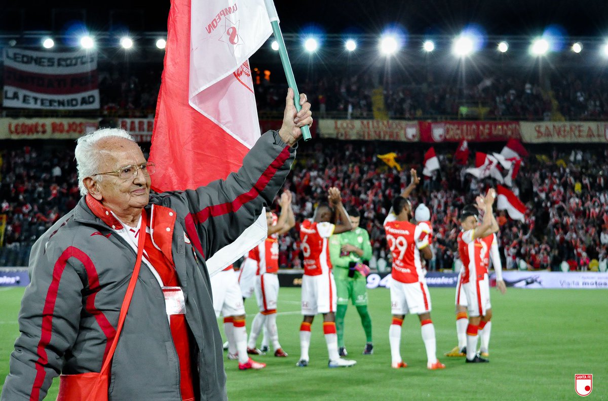 SantaFe's tweet photo. Independiente Santa Fe y toda #LaFamiliaDelLeón lamenta profundamente el fallecimiento de Don Hernando Ramírez, fundador de la histórica Barra 25 🇲🇨.

¡Gracias por tanta lealtad, amor y paciencia! Su legado permanecerá por siempre en la historia del club 🙏.

#TATATA https://t.co/qmuaM8Ce7P