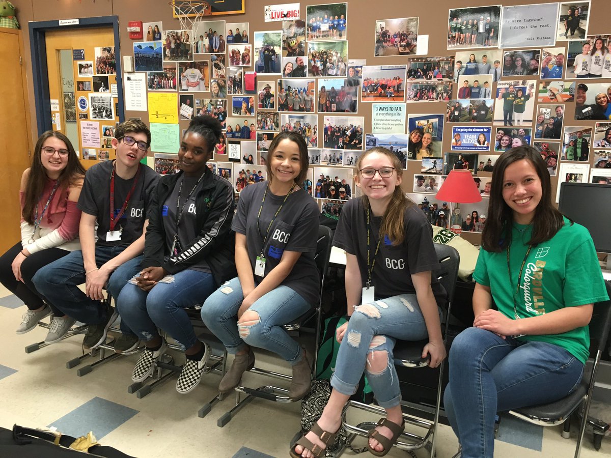 mrbrettgage's tweet photo. Thanks BHS Color Guard for teaching us to toss flags & rifles 😊🙌🏼 #prettyfun #birdville family #smithfieldfamily #smsraidernation #ckg https://t.co/5xnGYmHKns