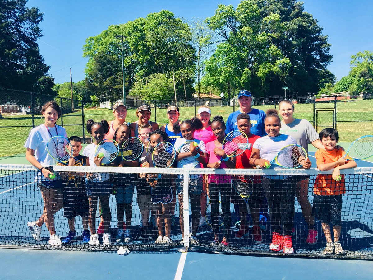 BramlettBears's tweet photo. MBES Tennis Team enjoyed their time with the Limestone Tennis Team and Coach Alan Ferguson!  #HereWeGrow 🐻 🎾 #KidsDeserveIt @LimestoneSaints @CCSchools_SC @fit2getherCCSD @Gaffney_Ledger https://t.co/1WTFyJPIca