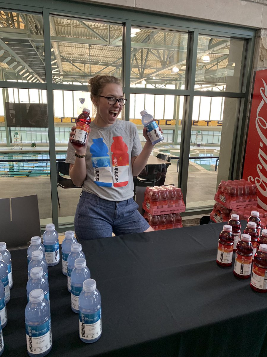 ToledoChiOmega's tweet photo. PSA!!! Sister Marysa is at the REC handing out FREE vitamin waters!!!! 💛💛💛 #IWorkforCoke 🤪🤪 https://t.co/w0VEQe5FWY