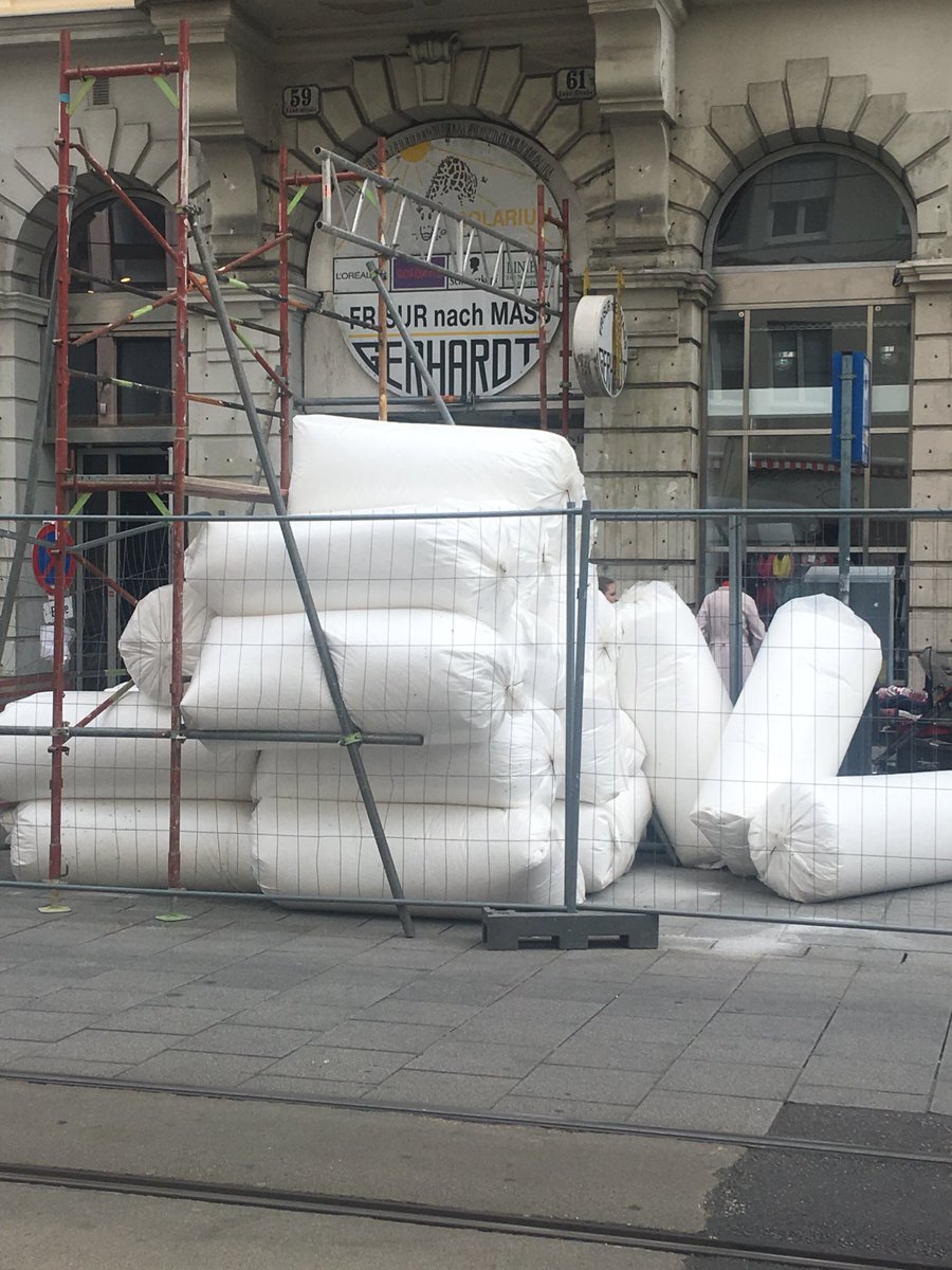 oos_sarah's tweet photo. Objekt weiß
Polystyrol
Unbekannt
Landstraße 61, Linz
#waysofseeing #sculpture #placed #outofplace #whiteobject https://t.co/aZamsvPOpN