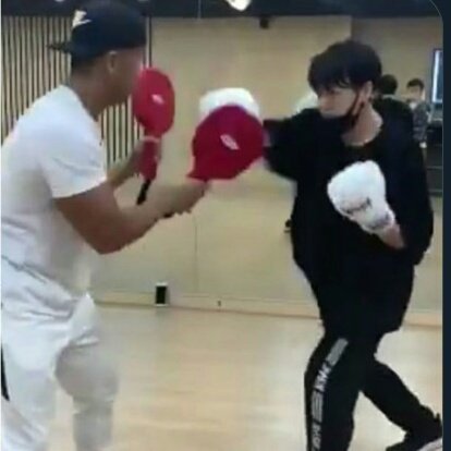 DailyDoseOfBTSw's tweet photo. 🌸 MOTIVACIÓN🌸
🐰 JK:''Por favor no te arrepientas de cosas pasadas.Primero,ve de frente la realidad,luego piensa en las cosas que puedes hacer.Decide el orden de las cosas que debes hacer,Luego resuelvelas una por una. Así lograrás lo que quieres.

BTS #BBMAsTopSocial @BTS_twt https://t.co/g4OLXTKb5K