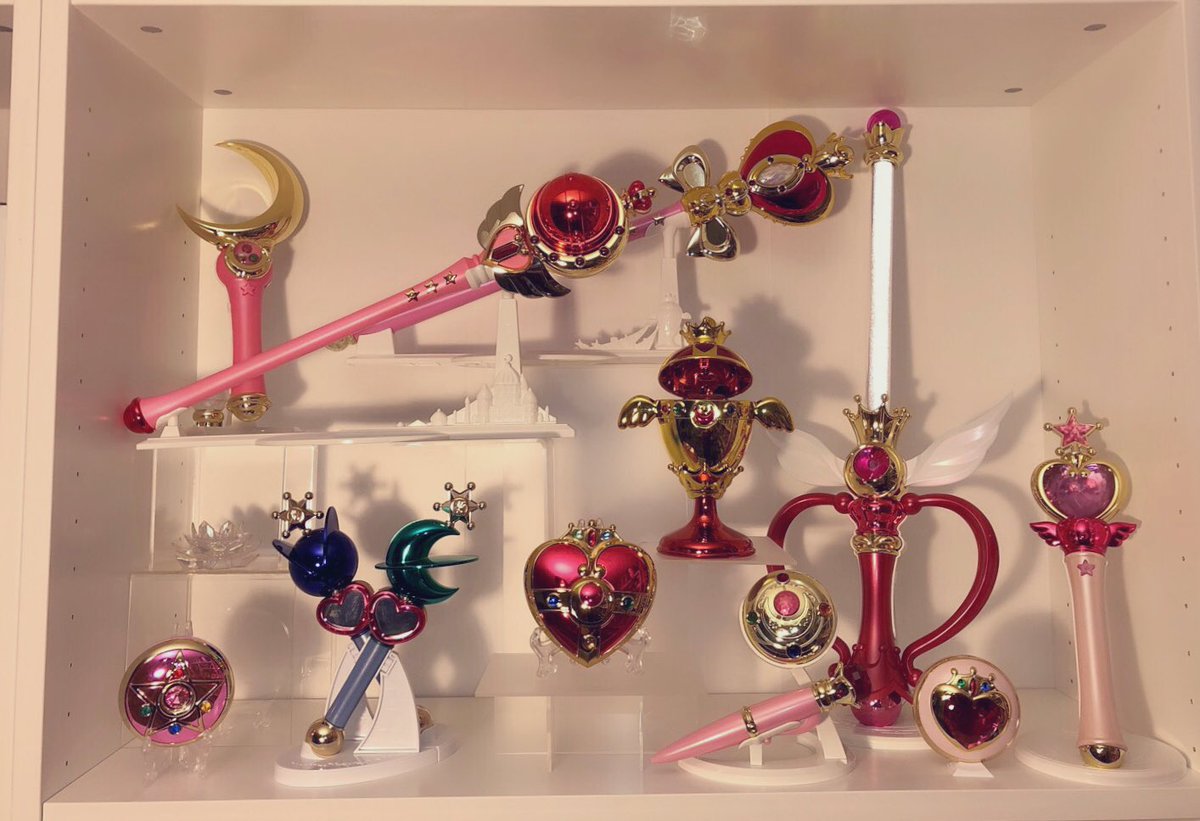 Brat_zilla's tweet photo. SEASON ONE in the house finally!!!!!! Two more to go and the brooches will be complete! Updated the Proplica shelf 💗
#セーラームーン #sailormoon #sailormooncollection #toycollector  #proplica #pinkmoonstick #collector #hobby #sailormoon25th #sailormoon_tamashii https://t.co/Al4qE72ovh
