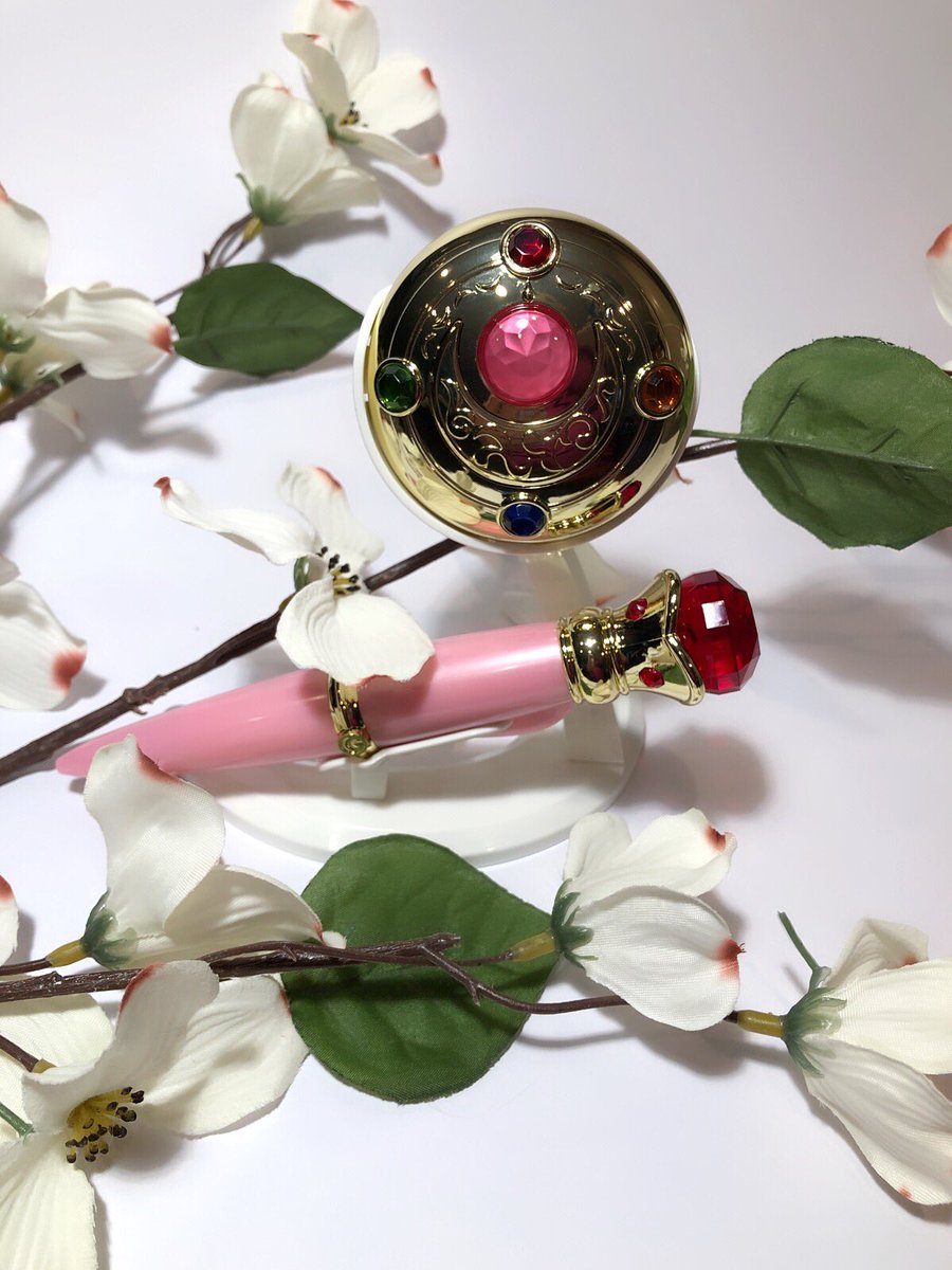 Brat_zilla's tweet photo. SEASON ONE in the house finally!!!!!! Two more to go and the brooches will be complete! Updated the Proplica shelf 💗
#セーラームーン #sailormoon #sailormooncollection #toycollector  #proplica #pinkmoonstick #collector #hobby #sailormoon25th #sailormoon_tamashii https://t.co/Al4qE72ovh